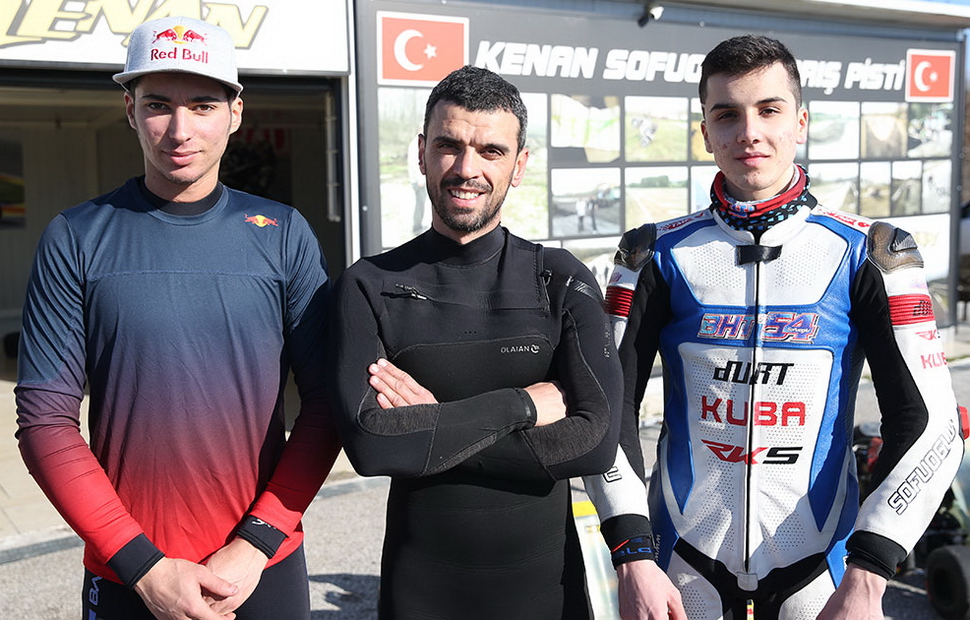 Кенан Софуглу и его воспитанники в WSBK: Топрак Разгатлиоглу (по правую руку от Кенана) и молодой Бахаттин Софуглу Кенан Софуглу и его воспитанники в WSBK: Топрак Разгатлиоглу (по правую руку от Кенана) и молодой Бахаттин Софуглу