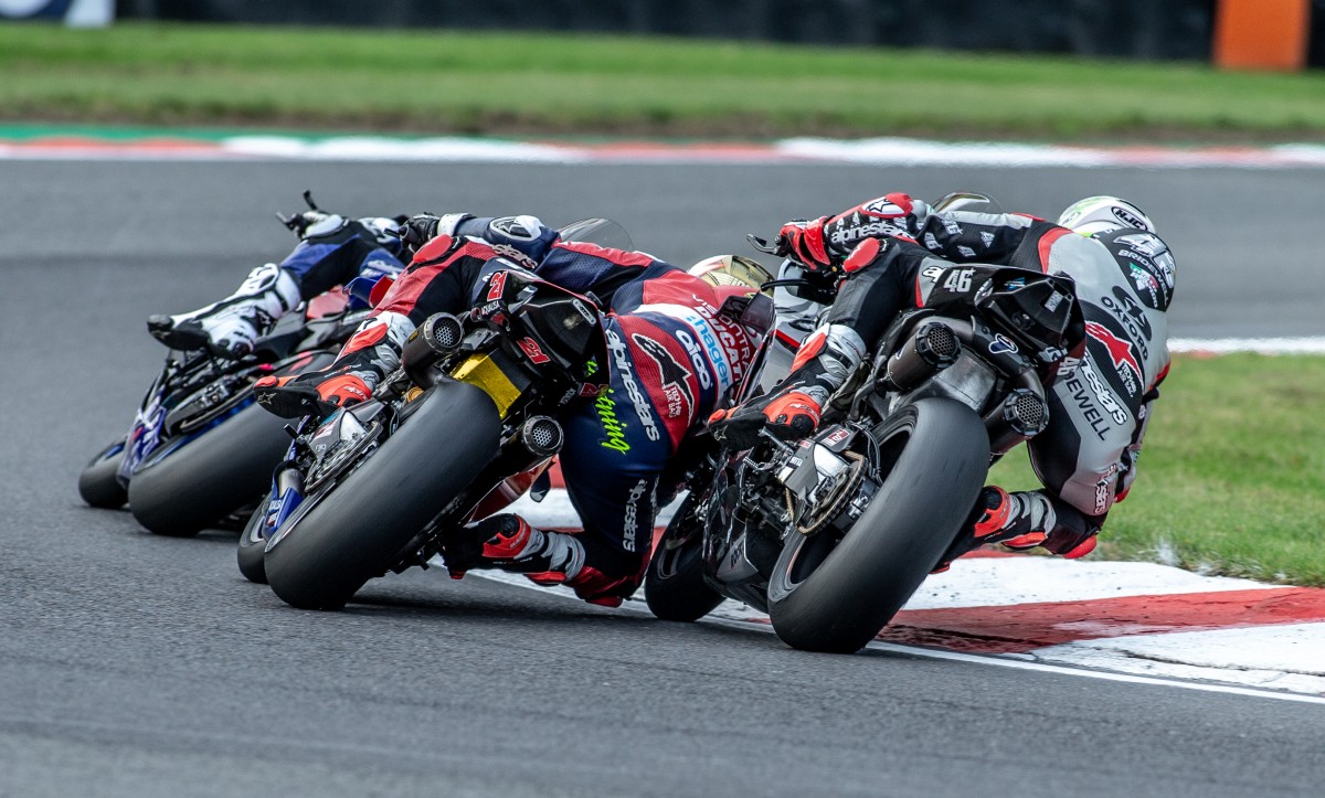 Плотнейшая борьба на Brands Hatch в финале British Superbike Плотнейшая борьба на Brands Hatch в финале British Superbike