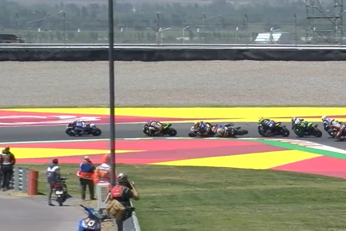 Инцидент на старте воскресной гонки World Supersport Инцидент на старте воскресной гонки World Supersport