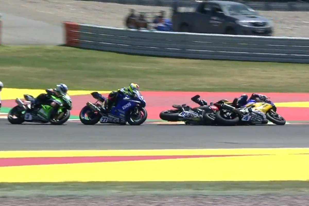 Инцидент на старте воскресной гонки World Supersport с другого ракурса Инцидент на старте воскресной гонки World Supersport с другого ракурса