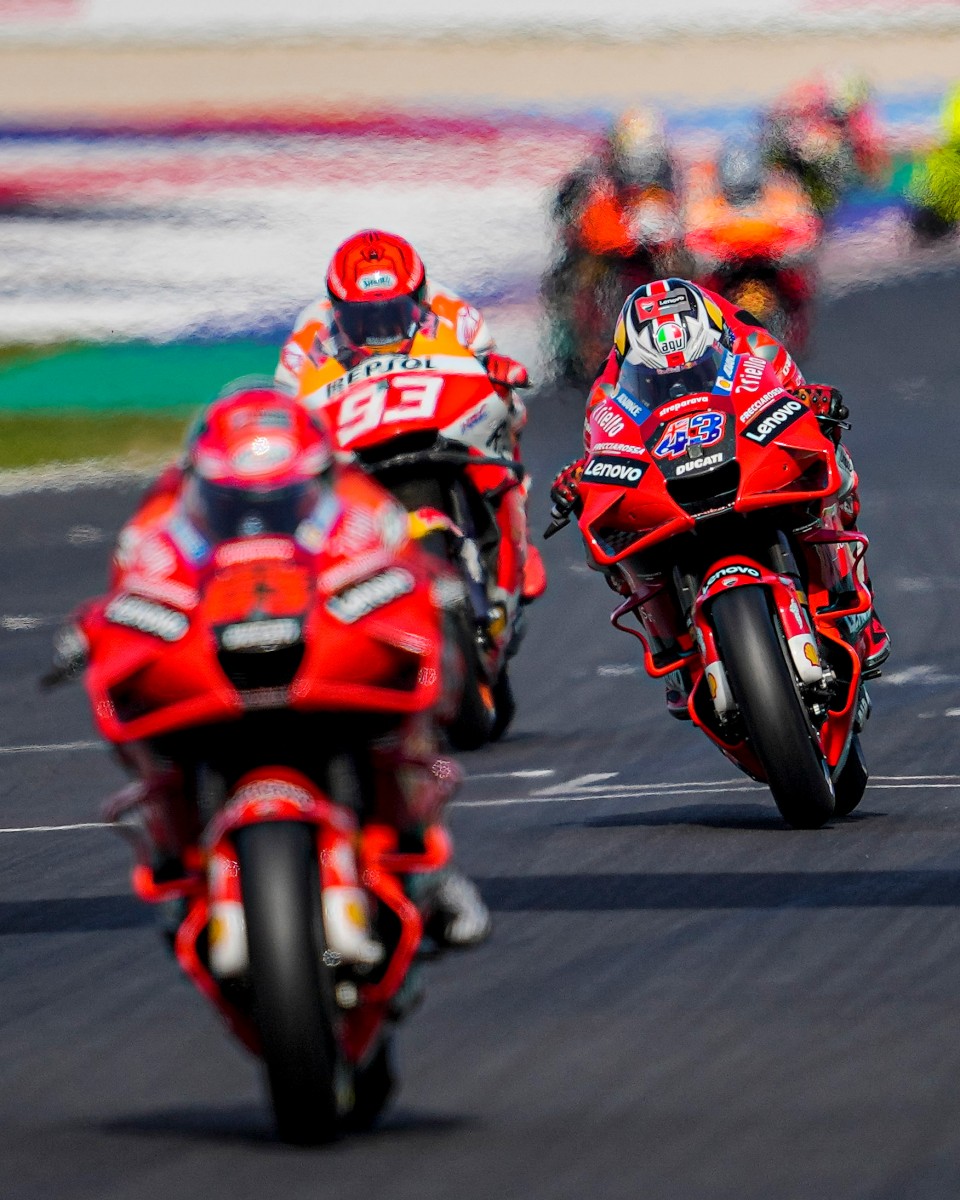 Напарники по заводской команде Ducati пытались сдерживать Маркеса на первых кругах, но не удалось Напарники по заводской команде Ducati пытались сдерживать Маркеса на первых кругах, но не удалось
