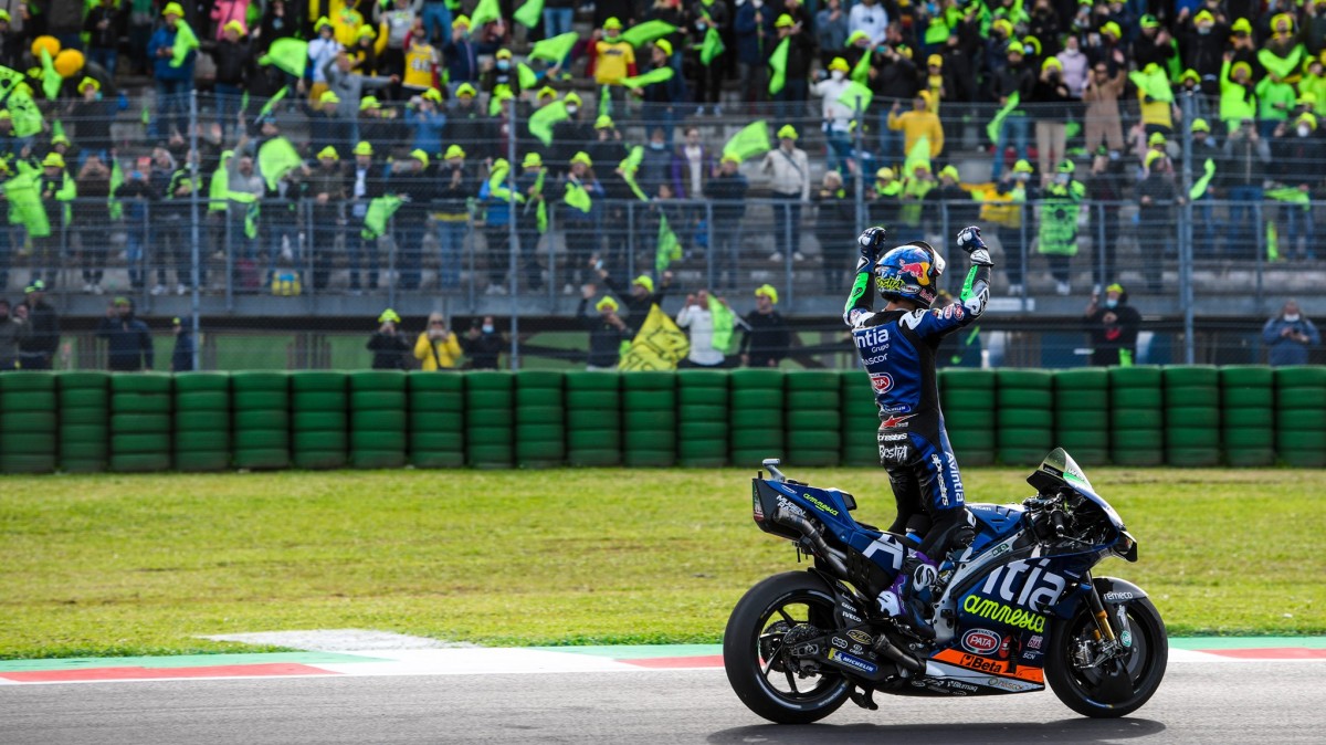 Энеа Бастианини перед трибуной VR46 Энеа Бастианини перед трибуной VR46