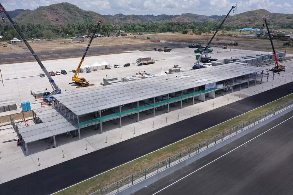 Фотография Motorsport Indonesia от 27 октября 2021 года - строительство пит-билдинга Фотография Motorsport Indonesia от 27 октября 2021 года - строительство пит-билдинга