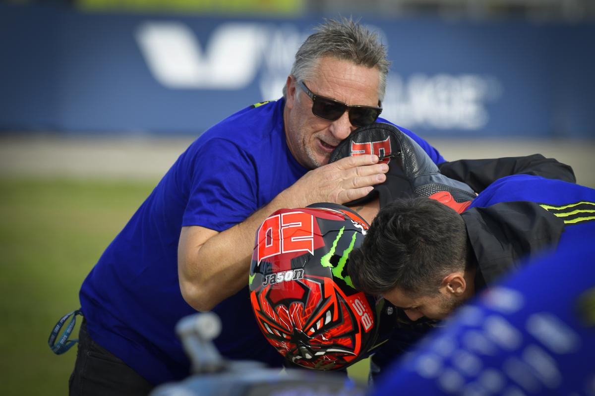 Отец Фабио Куартараро и его братья встречают новоиспеченного чемпиона MotoGP на круге почета в Мизано Отец Фабио Куартараро и его братья встречают новоиспеченного чемпиона MotoGP на круге почета в Мизано