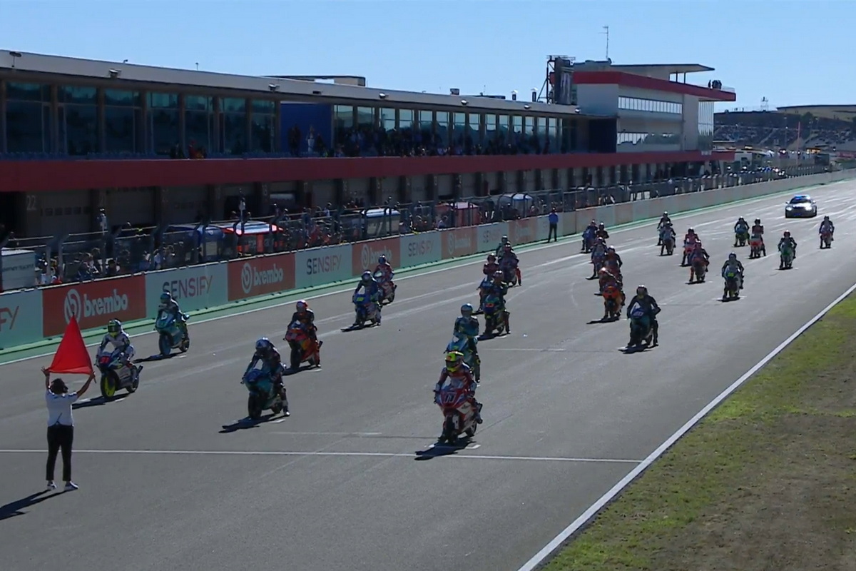 Старт Гран-При Альгарве в классе Moto3 Старт Гран-При Альгарве в классе Moto3