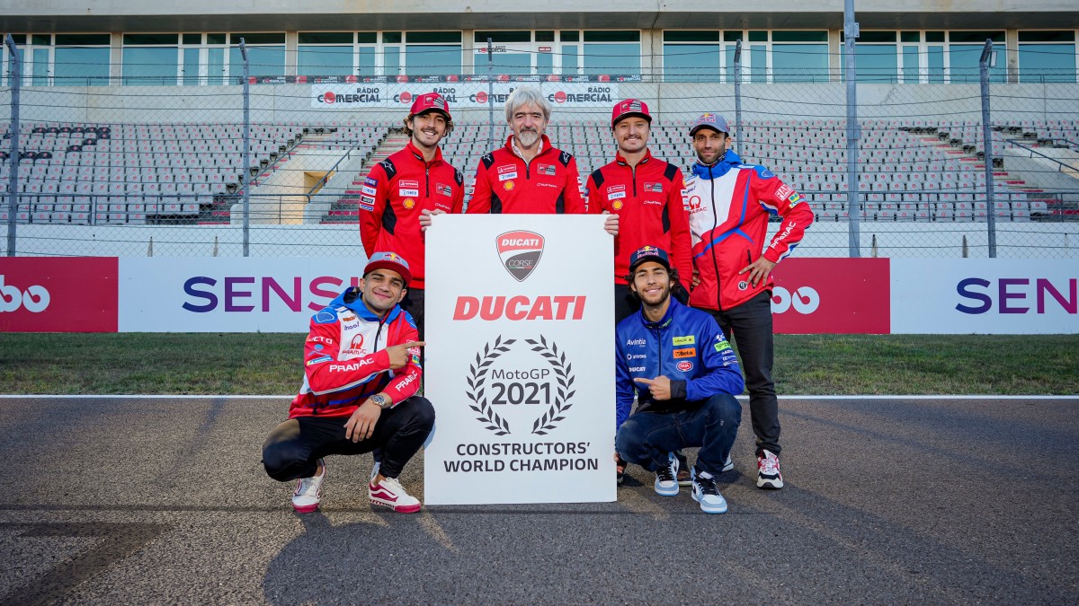 Фото с пилотами Ducati после завершения Гран-При Альгарве и взятия Кубка производителей Фото с пилотами Ducati после завершения Гран-При Альгарве и взятия Кубка производителей