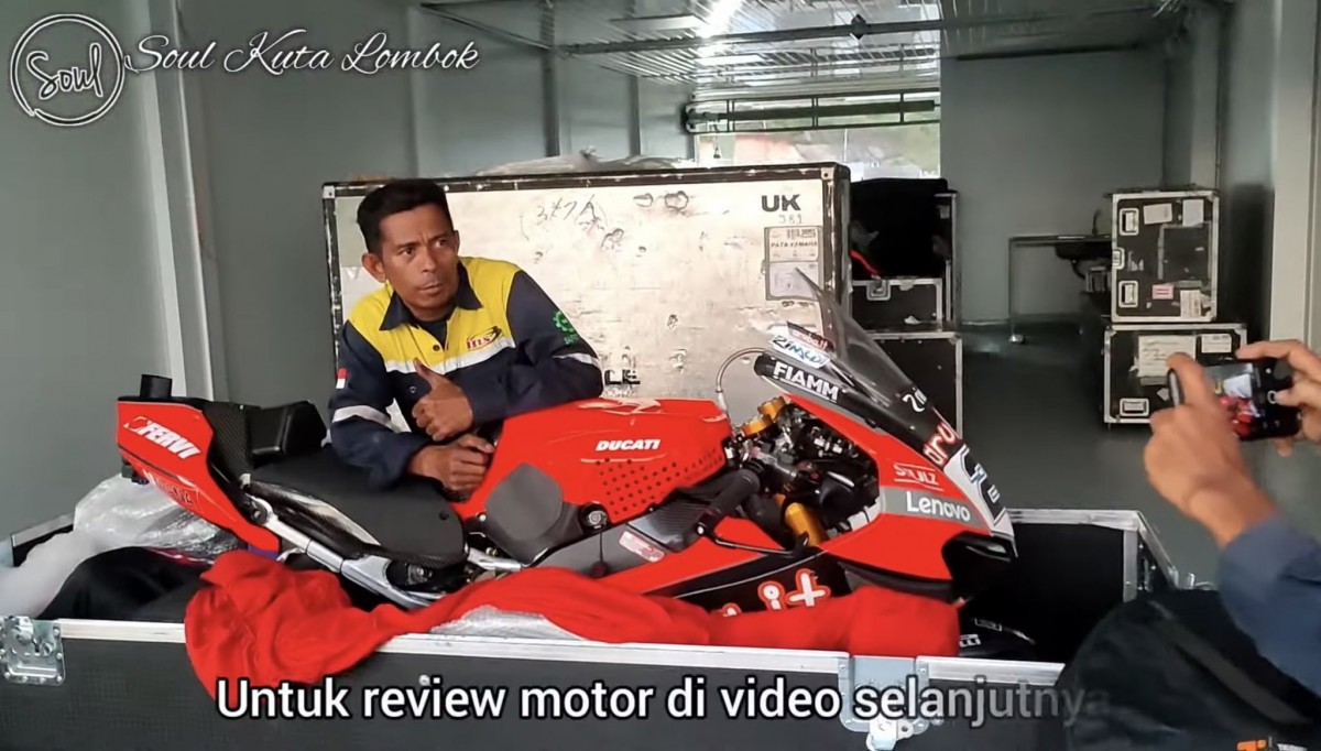 Местный блогер распотрошил несколько кофров заводской команды Ducati в паддоке автодрома Местный блогер распотрошил несколько кофров заводской команды Ducati в паддоке автодрома
