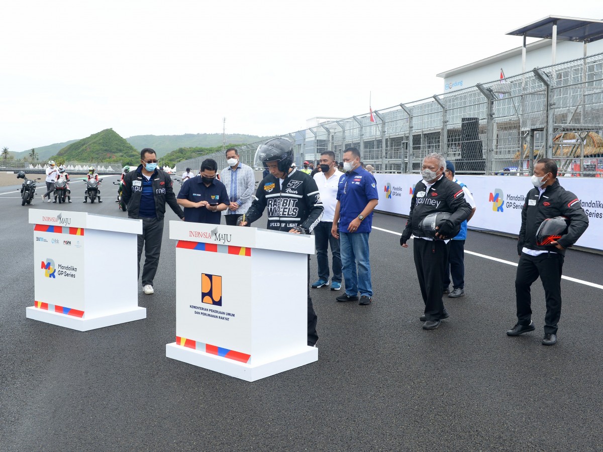 Президент Индонезии Видодо первым сделал несколько кругов по Mandalika International Street Circuit Президент Индонезии Видодо первым сделал несколько кругов по Mandalika International Street Circuit
