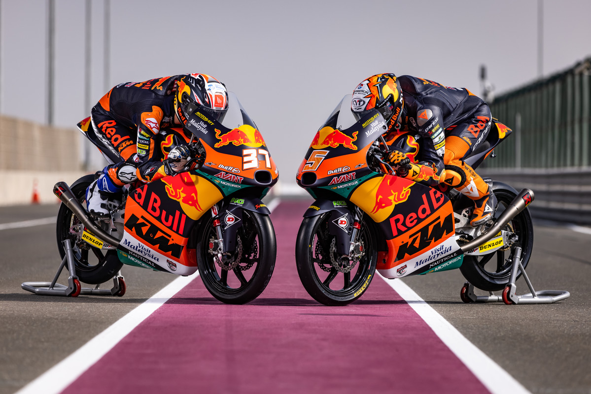 Педро Акоста и Хайме Масиа на заводских KTM RC250GP, Гран-При Катара (2021) Педро Акоста и Хайме Масиа на заводских KTM RC250GP, Гран-При Катара (2021)