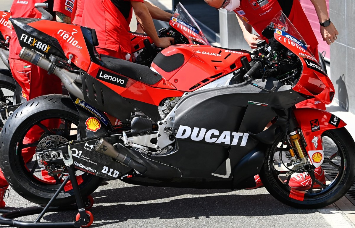 Первые фото из паддока Хереса: Ducati Desmosedici GP22 на тестах IRTA Первые фото из паддока Хереса: Ducati Desmosedici GP22 на тестах IRTA