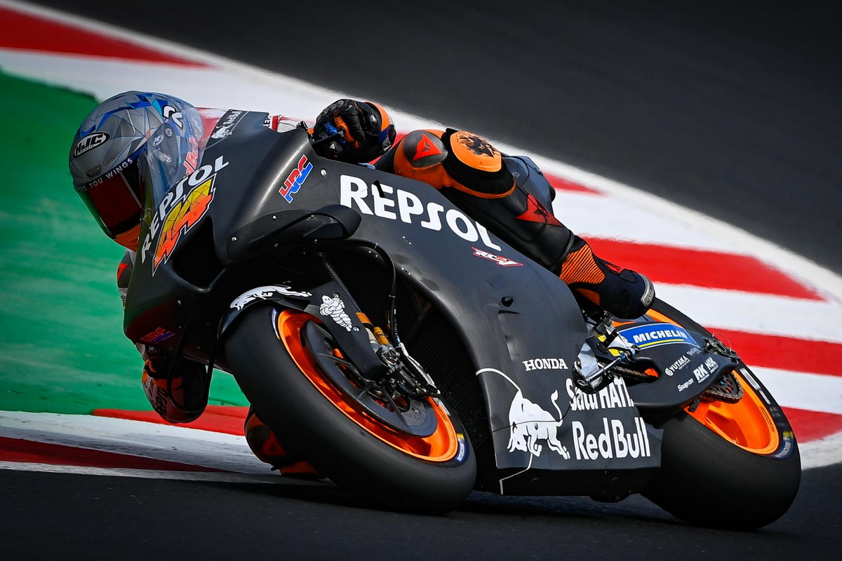 Пол Эспаргаро на абсолютно новом Honda RC213V (2022) Пол Эспаргаро на абсолютно новом Honda RC213V (2022)