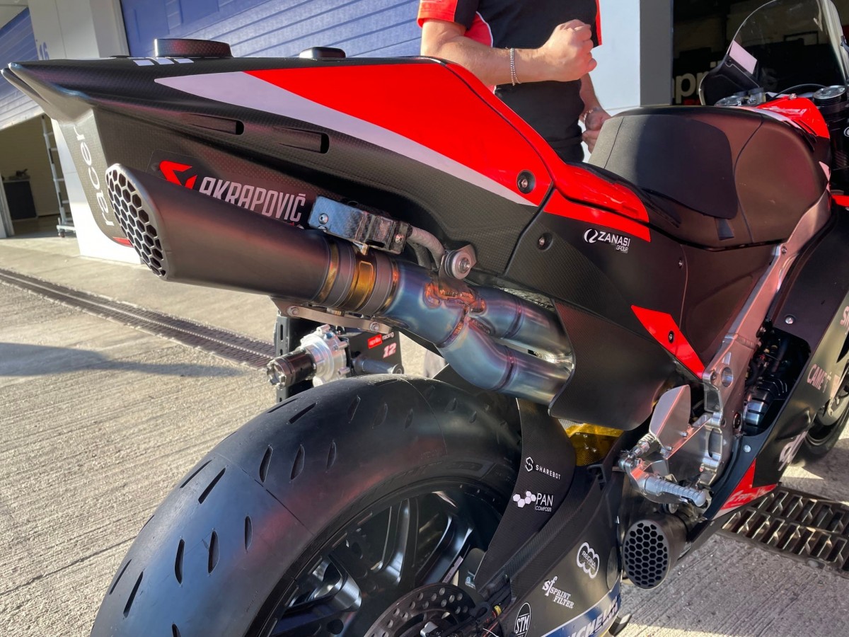 Эксперименты с двигателем и выпускной системой Aprilia Racing - SC Project вместо Akrapovic Эксперименты с двигателем и выпускной системой Aprilia Racing - SC Project вместо Akrapovic