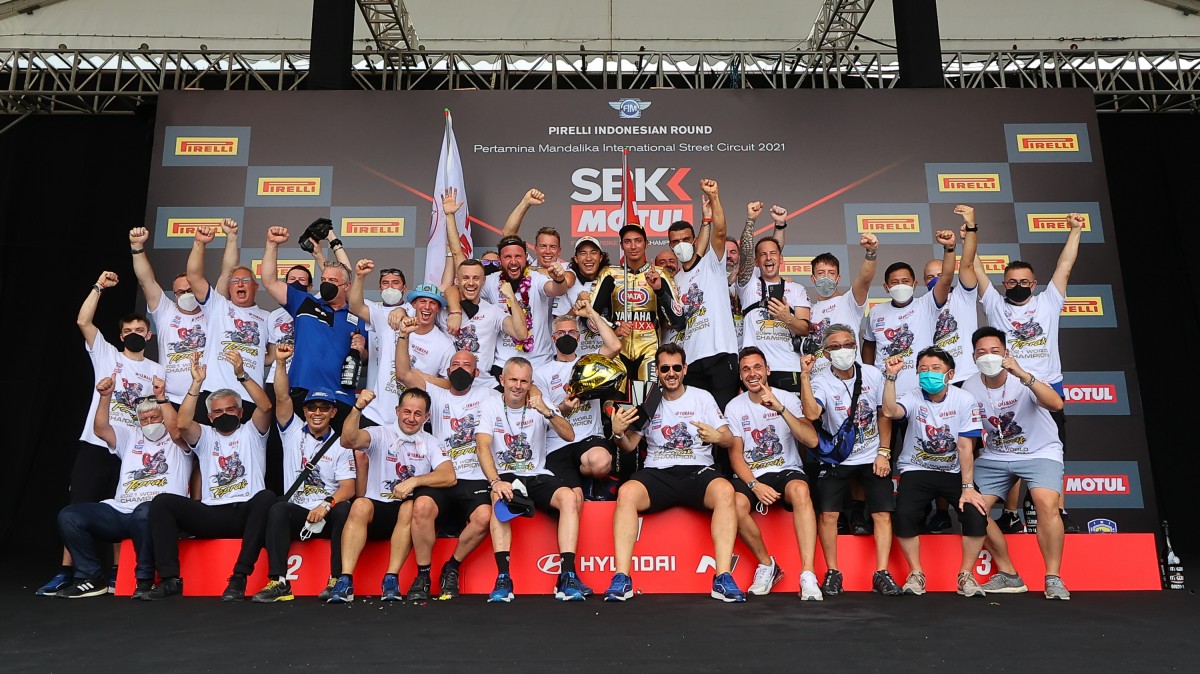 PATA Yamaha празднует победу Топрака Разгатлиоглу в чемпионате WorldSBK 2021 PATA Yamaha празднует победу Топрака Разгатлиоглу в чемпионате WorldSBK 2021