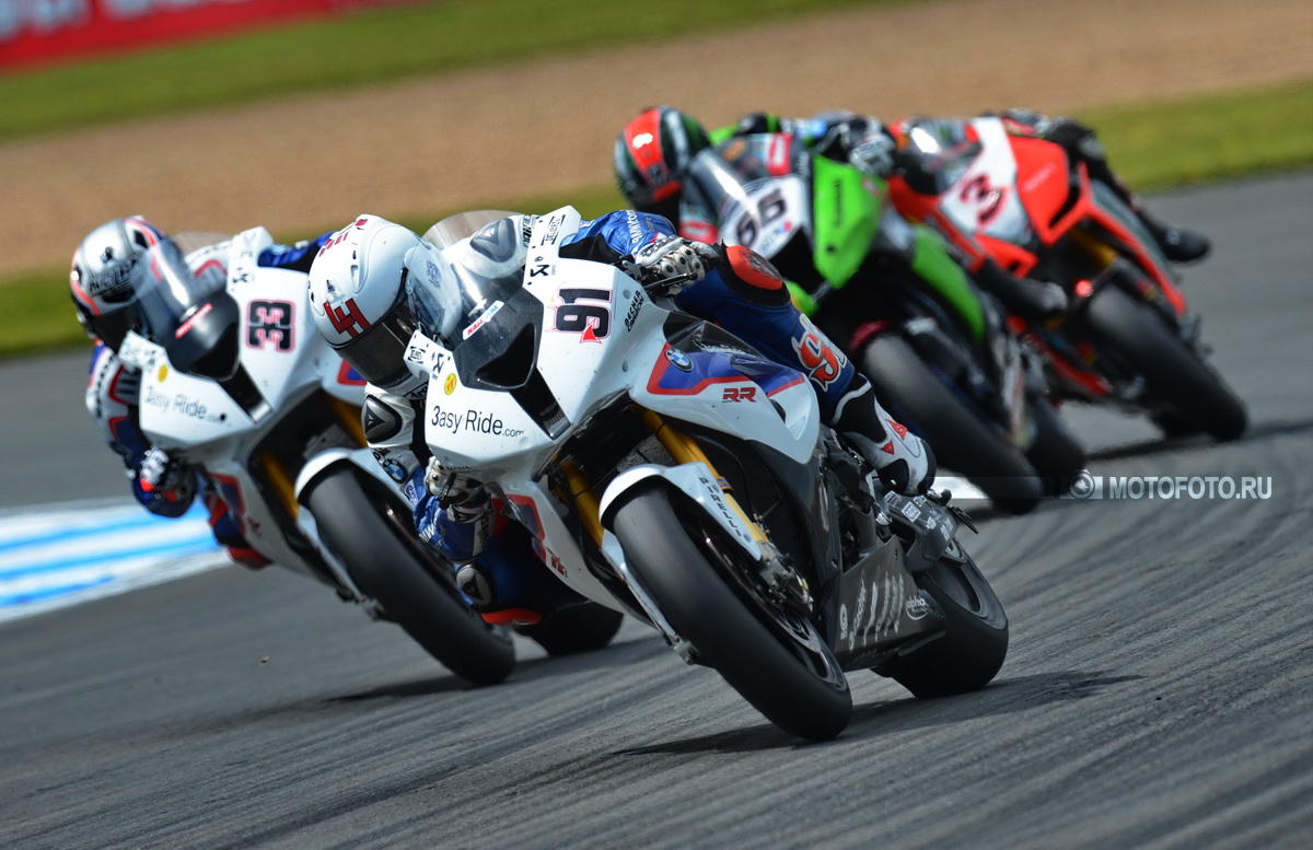 Леон Хезлам и Марко Меландри лидируют в гонке WorldSBK в Донингтоне Леон Хезлам и Марко Меландри лидируют в гонке WorldSBK в Донингтоне