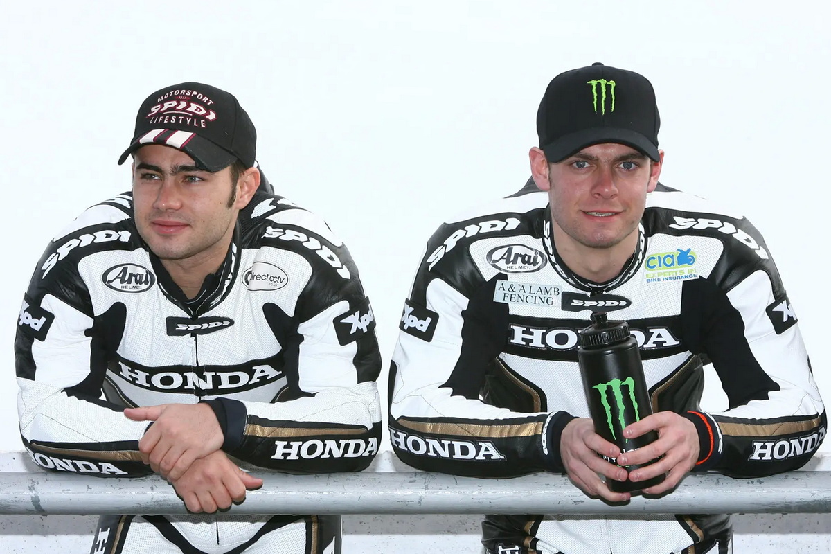 Леон Хезлам и Кэл Кратчлоу в British Superbike (фото MCN) Леон Хезлам и Кэл Кратчлоу в British Superbike (фото MCN)