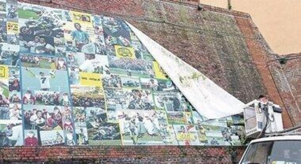 Свежие фото: рабочие снимают баннеры VR46 со стен замка и улиц города Свежие фото: рабочие снимают баннеры VR46 со стен замка и улиц города