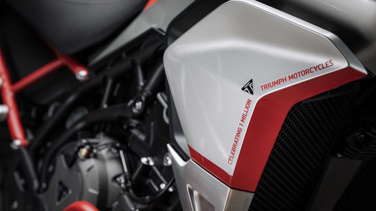 Миллионный мотоцикл Triumph получил особую ливрею Миллионный мотоцикл Triumph получил особую ливрею