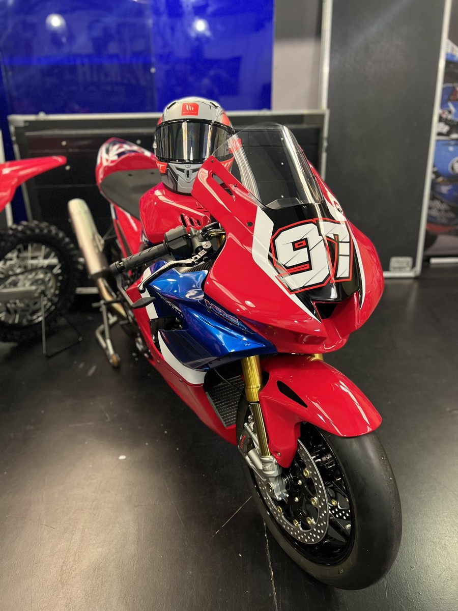 Чави Виеха подготовил свой Honda CBR1000RR-R Fireblade SP к тренировкам и тестам Чави Виеха подготовил свой Honda CBR1000RR-R Fireblade SP к тренировкам и тестам