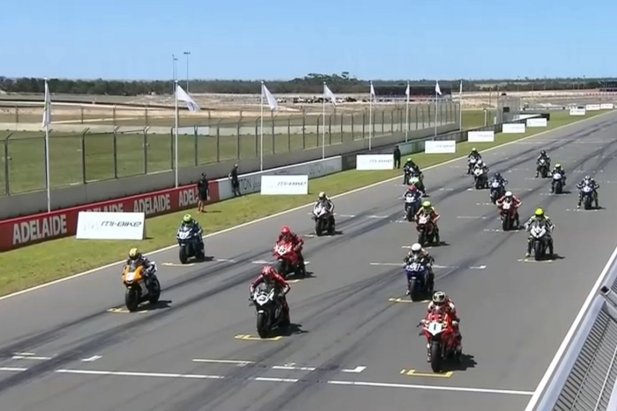 Старт первой гонки ASBK: Миллер стартует со 2-й позиии Старт первой гонки ASBK: Миллер стартует со 2-й позиии
