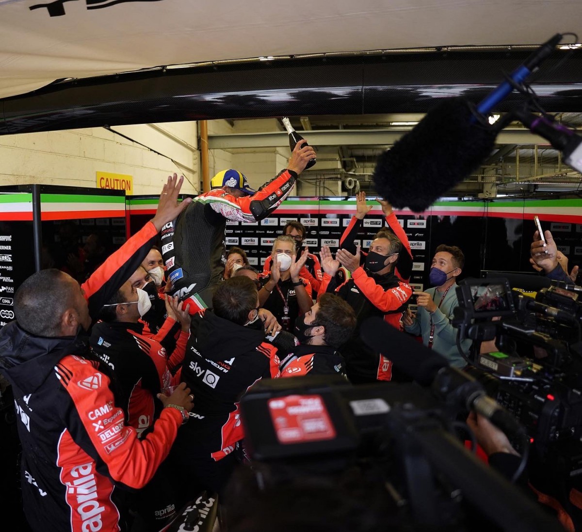 Пилот №1 приходил и уходил в Aprilia Racing, а Алеш Эспаргаро оставался основой проекта Пилот №1 приходил и уходил в Aprilia Racing, а Алеш Эспаргаро оставался основой проекта