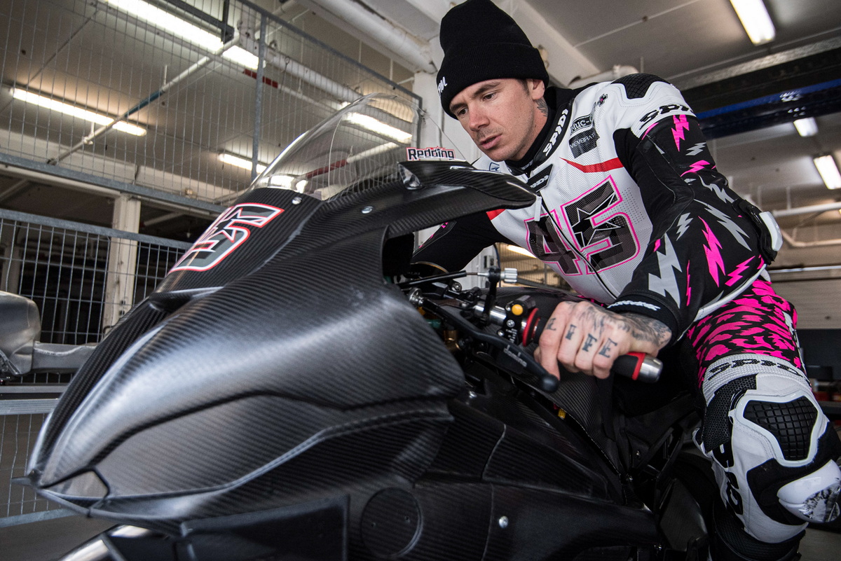 Скотт Реддинг на борту новенького BMW M 1000 RR заводской команды BMW Motorrad WorldSBK Скотт Реддинг на борту новенького BMW M 1000 RR заводской команды BMW Motorrad WorldSBK