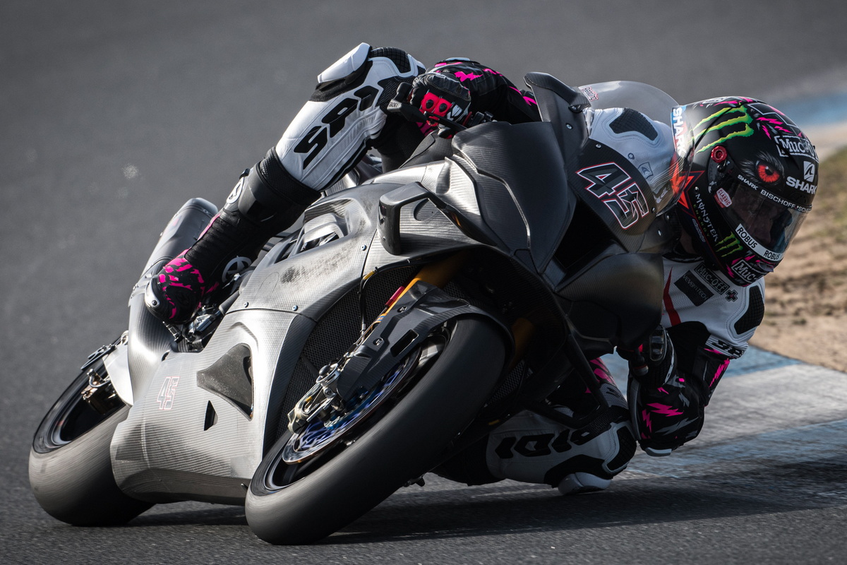 Скотт Реддинг на борту новенького BMW M 1000 RR заводской команды BMW Motorrad WorldSBK Скотт Реддинг на борту новенького BMW M 1000 RR заводской команды BMW Motorrad WorldSBK