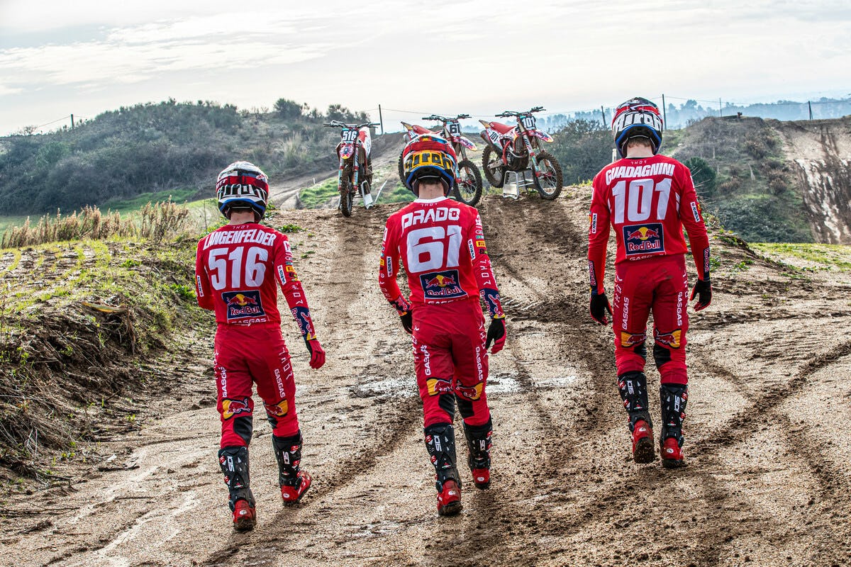 Состав пилотов Red Bull Gas Gas Factory Racing (2022): Симон Ландельфельд, Хорхе Прадо и Маттиа Гуаданини Состав пилотов Red Bull Gas Gas Factory Racing (2022): Симон Ландельфельд, Хорхе Прадо и Маттиа Гуаданини