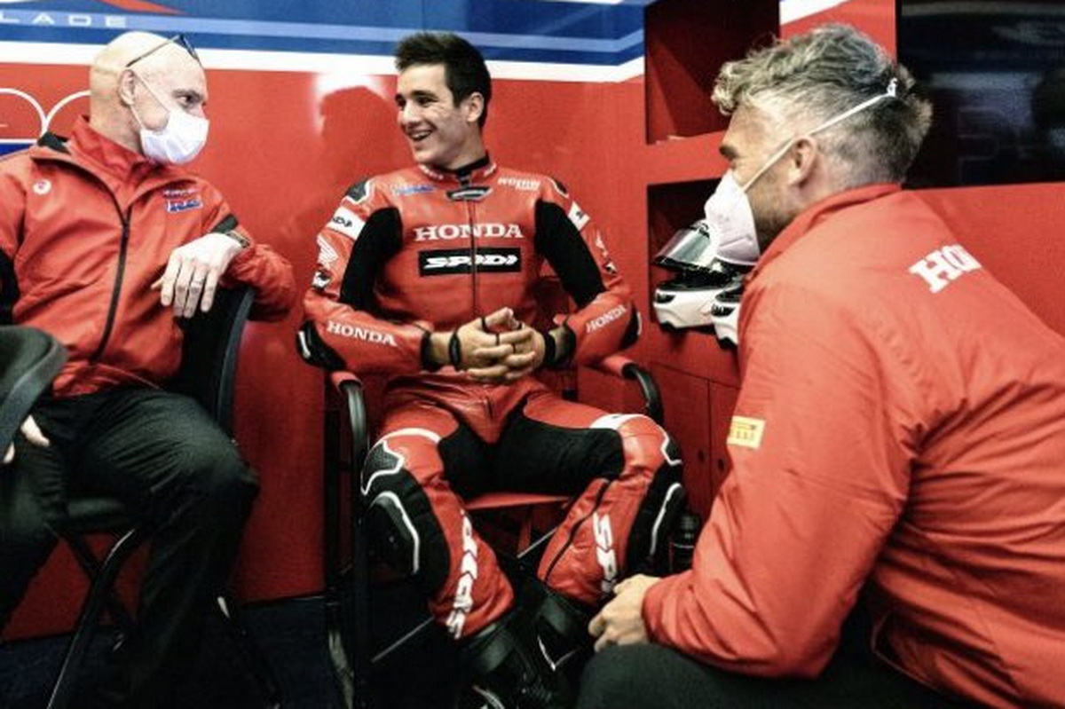 Икер Лекуона в заводском гараже Team HRC WorldSBK Икер Лекуона в заводском гараже Team HRC WorldSBK