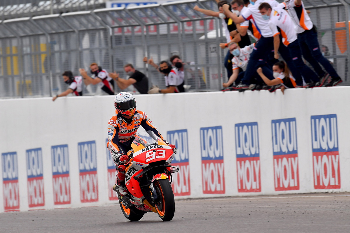 Трудно описать ту радость, которая царила на пит-лейне в расположении Repsol Honda Трудно описать ту радость, которая царила на пит-лейне в расположении Repsol Honda