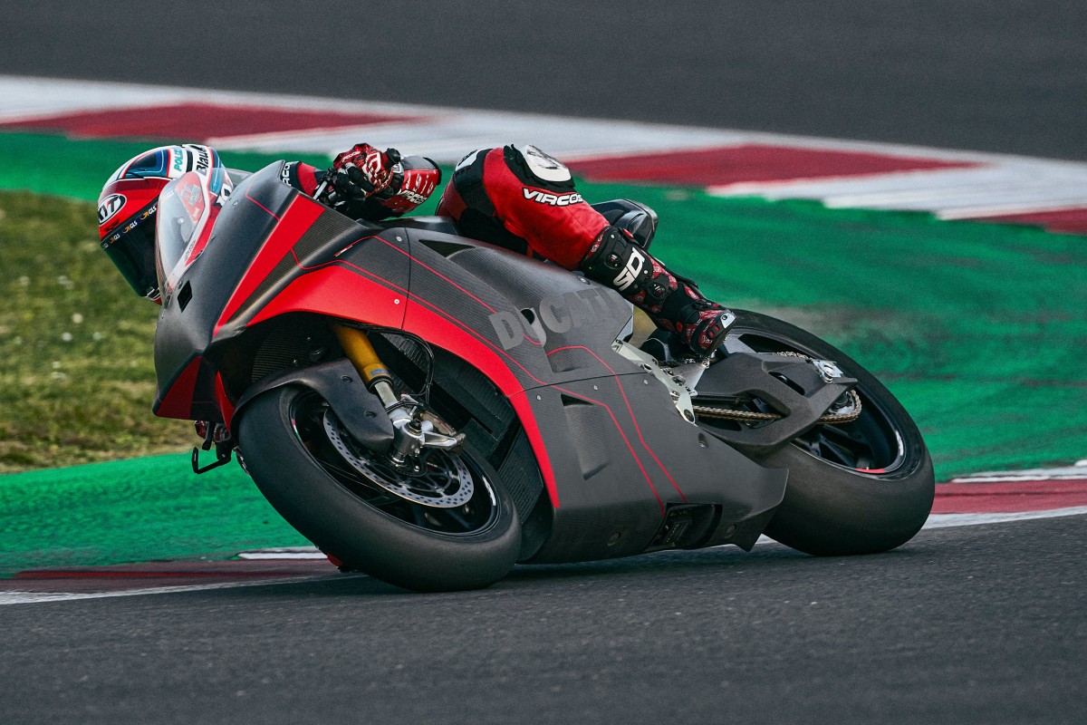 Ducati V21L, прототип для Кубка мира по MotoE на первом прогоне в Мизано Ducati V21L, прототип для Кубка мира по MotoE на первом прогоне в Мизано
