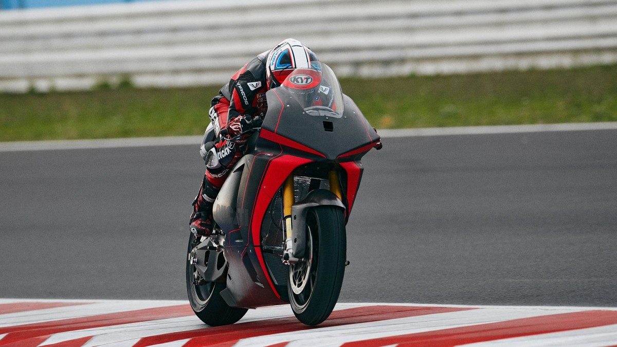 Ducati V21L, прототип для Кубка мира по MotoE на первом прогоне в Мизано Ducati V21L, прототип для Кубка мира по MotoE на первом прогоне в Мизано