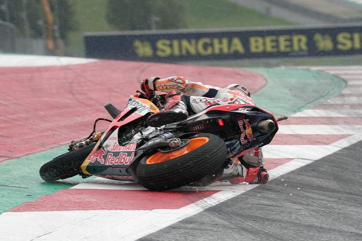 Маркес неуклюже завалился в Т1 Red Bull Ring за круг до финиша Гран-При Австрии Маркес неуклюже завалился в Т1 Red Bull Ring за круг до финиша Гран-При Австрии