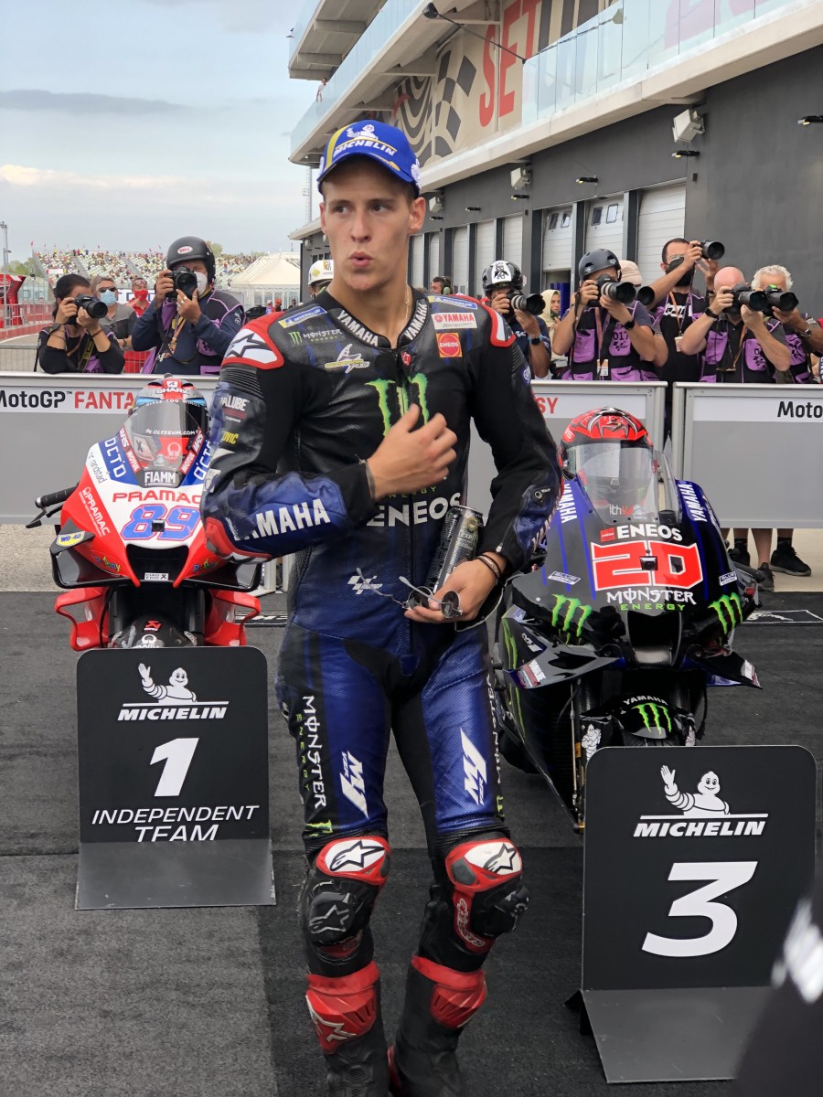 Фабио Куартараро оказался в крайне невыгодной позиции: два Ducati впереди, два за спиной Фабио Куартараро оказался в крайне невыгодной позиции: два Ducati впереди, два за спиной