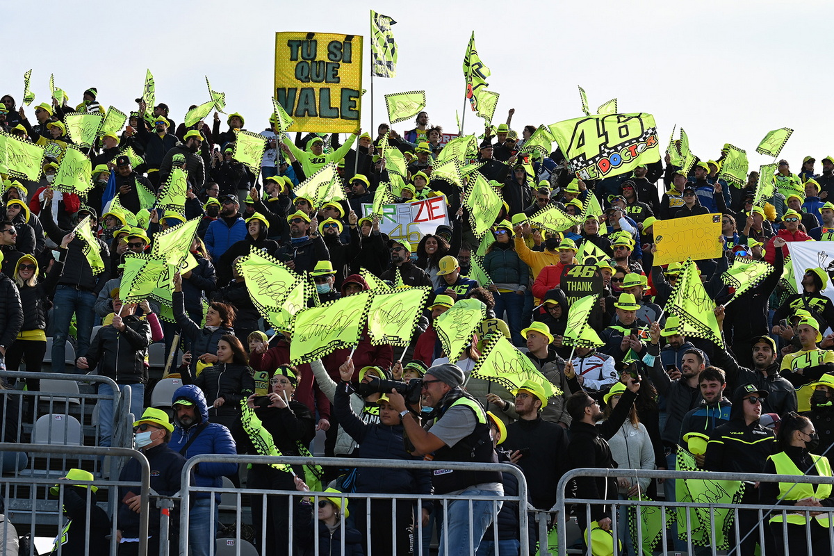 Желтая трибуна Misano World Circuit: Grazie, Vale! Желтая трибуна Misano World Circuit: Grazie, Vale!