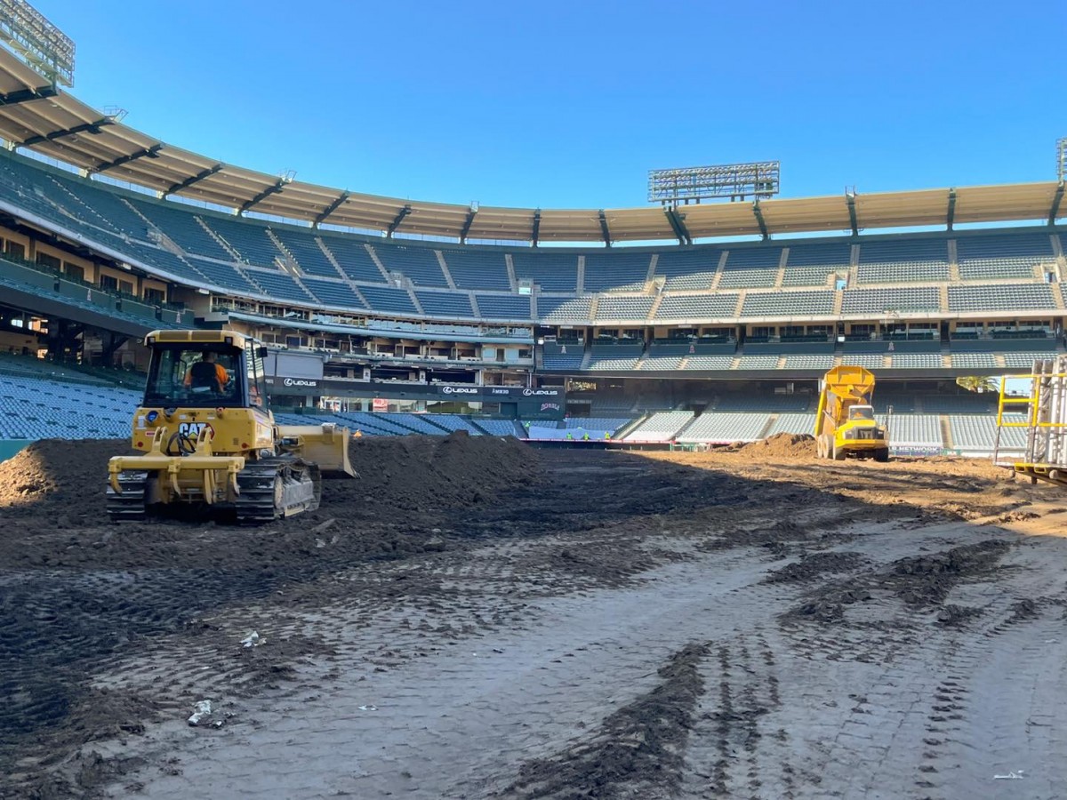 Строительство трассы AMA Supercross на Angel Stadium в Анахайме Строительство трассы AMA Supercross на Angel Stadium в Анахайме