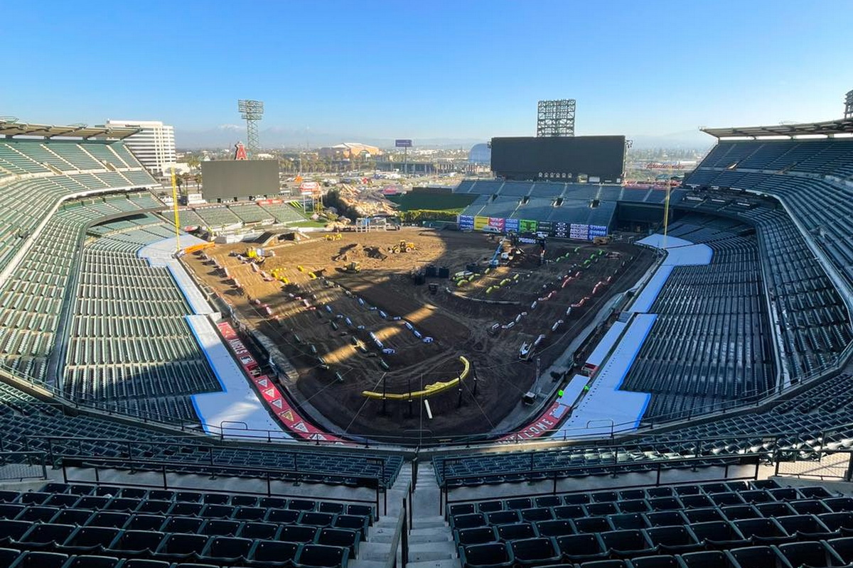 Трасса AMA Supercross на Angel Stadium в Анахайме Трасса AMA Supercross на Angel Stadium в Анахайме