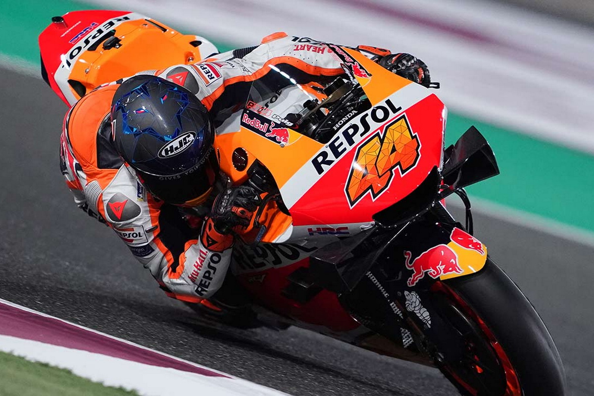 Пол Эспаргаро, Repsol Honda едет в шлеме HJC RHPA 1 Пол Эспаргаро, Repsol Honda едет в шлеме HJC RHPA 1