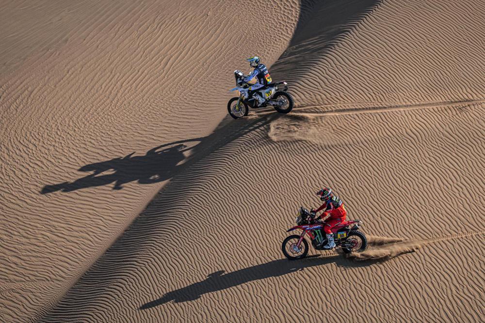 Yamaha и Honda подобрались вплотную к победе за два дня до финиша Дакара, но проиграли спор с Сандерлендом Yamaha и Honda подобрались вплотную к победе за два дня до финиша Дакара, но проиграли спор с Сандерлендом