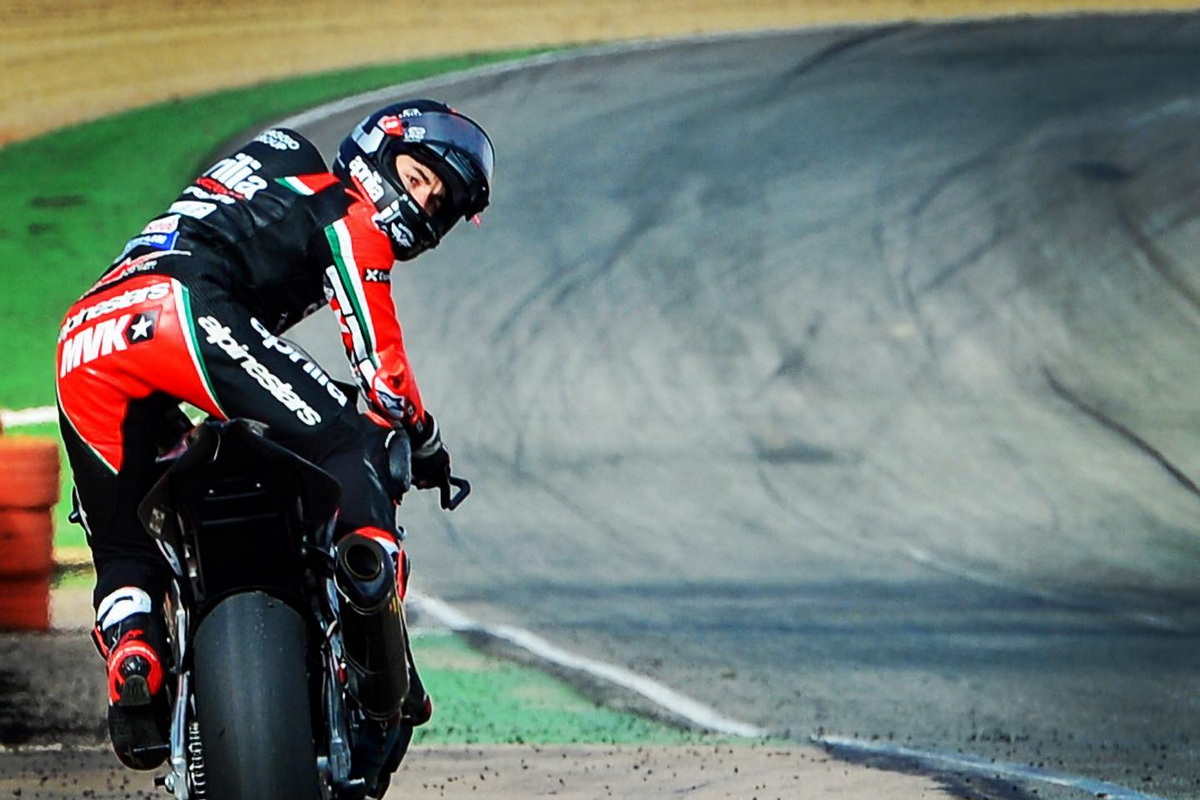 Маверик Виньялес на Aprilia RSV4R на зимних трек-днях Маверик Виньялес на Aprilia RSV4R на зимних трек-днях