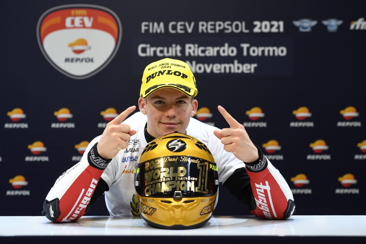 Чемпион мира Moto3 среди юниоров Дани Ольгадо Чемпион мира Moto3 среди юниоров Дани Ольгадо