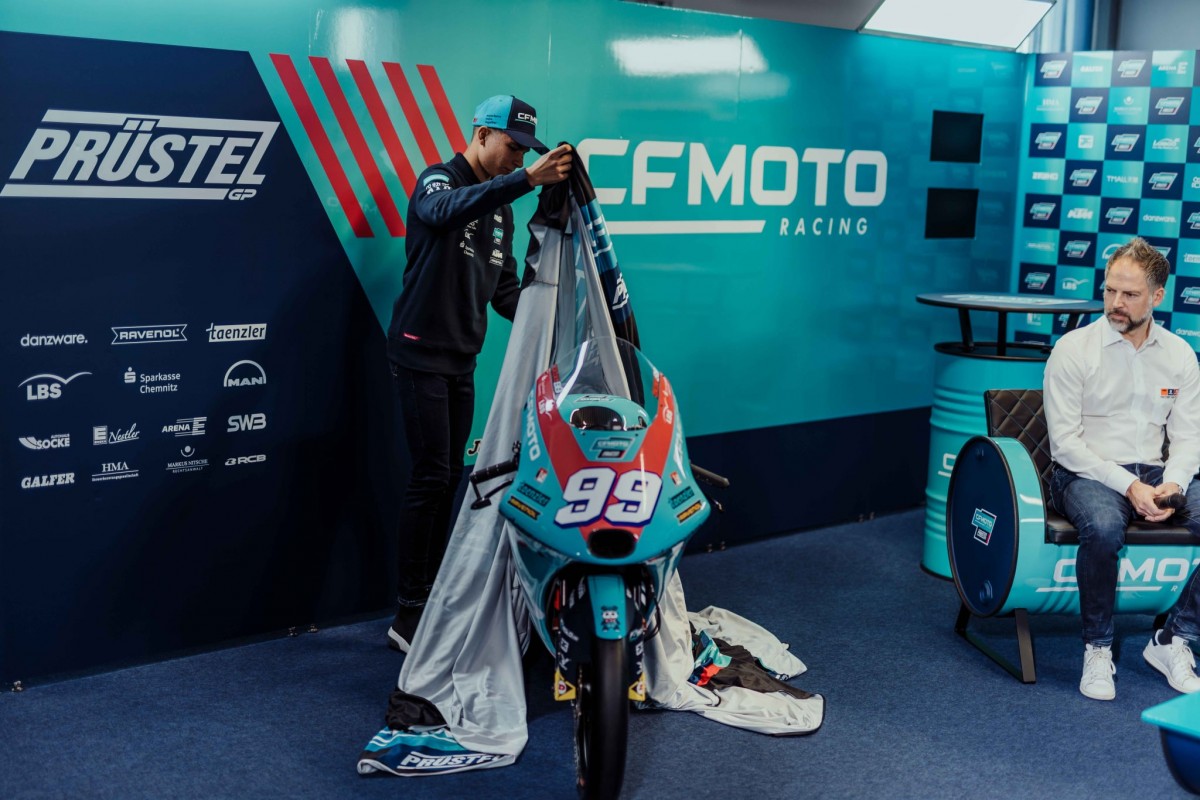 Презентация CF MotoGP - Pruestel GP Презентация CF MotoGP - Pruestel GP