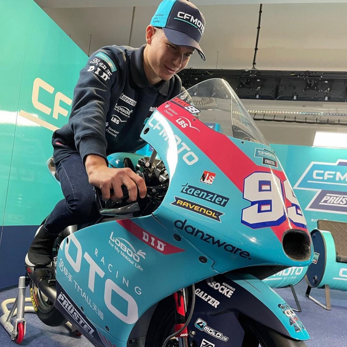 Презентация CF MotoGP - Pruestel GP Презентация CF MotoGP - Pruestel GP