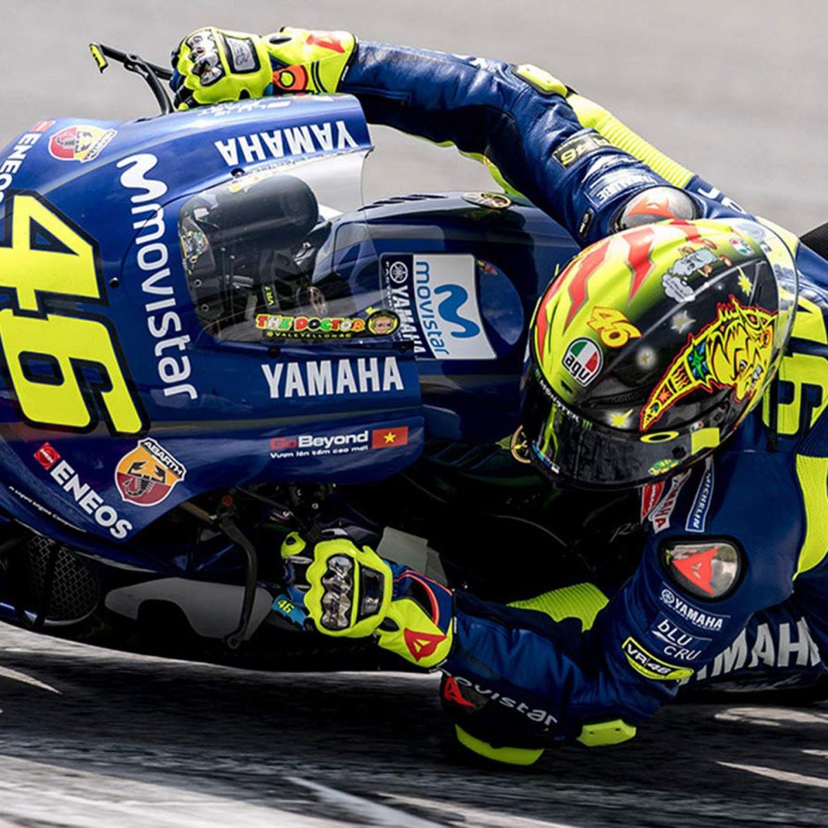 Помните его знаменитый шлем AGV Soleluna, который Росси использовал на тестах MotoGP, а затем в нескольких гонках Помните его знаменитый шлем AGV Soleluna, который Росси использовал на тестах MotoGP, а затем в нескольких гонках
