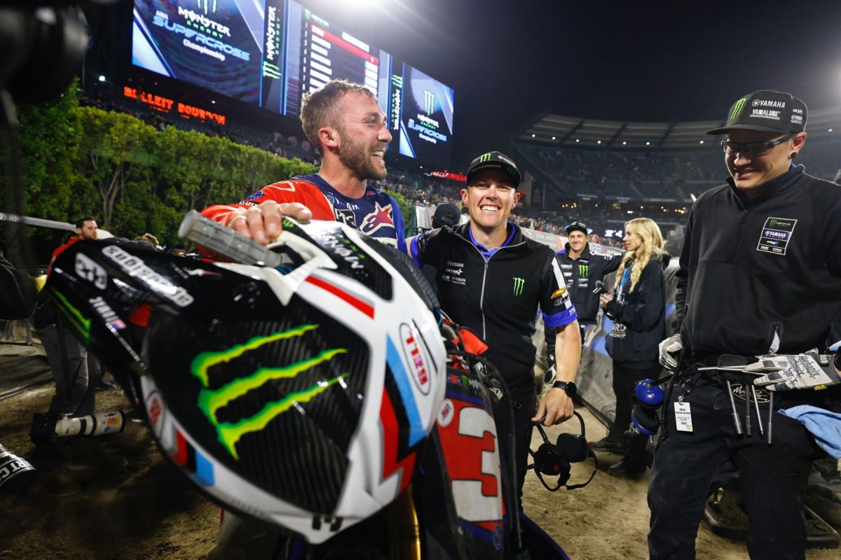Элай Томак c Monster Energy Star Yamaha Racing - небольшой командой преданных делу людей Элай Томак c Monster Energy Star Yamaha Racing - небольшой командой преданных делу людей