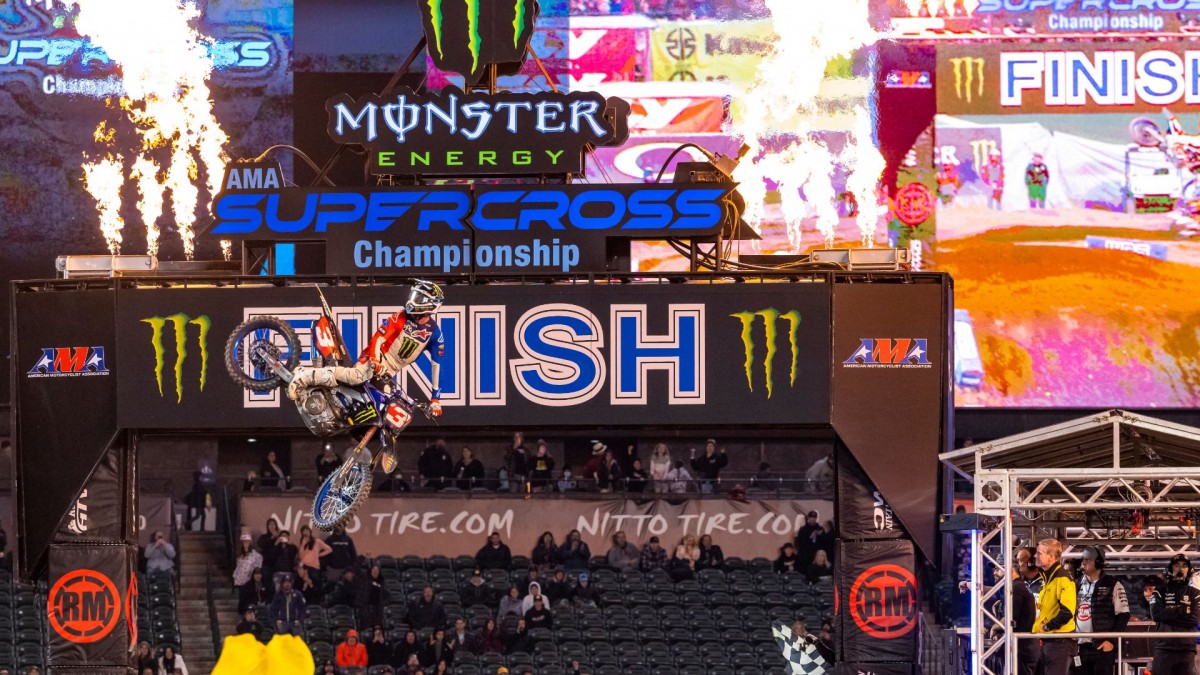 Первая победа Элая Томака с Yamaha взята на 4-м этапе AMA Supercross в Анахайме Первая победа Элая Томака с Yamaha взята на 4-м этапе AMA Supercross в Анахайме