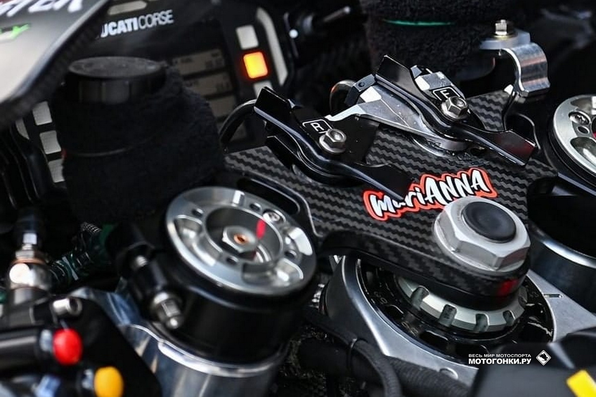 Новые Ride height device на всех прототипах Ducati Desmosedici - в данном случае, у Марко Беццекки Новые Ride height device на всех прототипах Ducati Desmosedici - в данном случае, у Марко Беццекки
