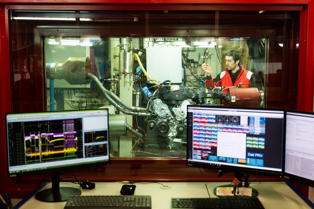 Комплексы Lenovo на испытательном стенде Ducati в Борго-Панигале Комплексы Lenovo на испытательном стенде Ducati в Борго-Панигале