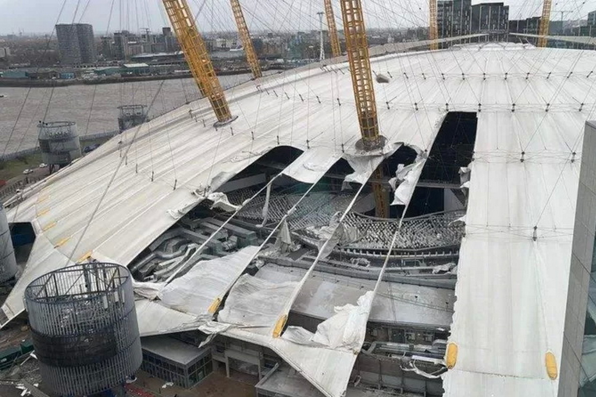С лондонской O2 Arena ураганным ветром сорвало Купол Тысячелетия С лондонской O2 Arena ураганным ветром сорвало Купол Тысячелетия
