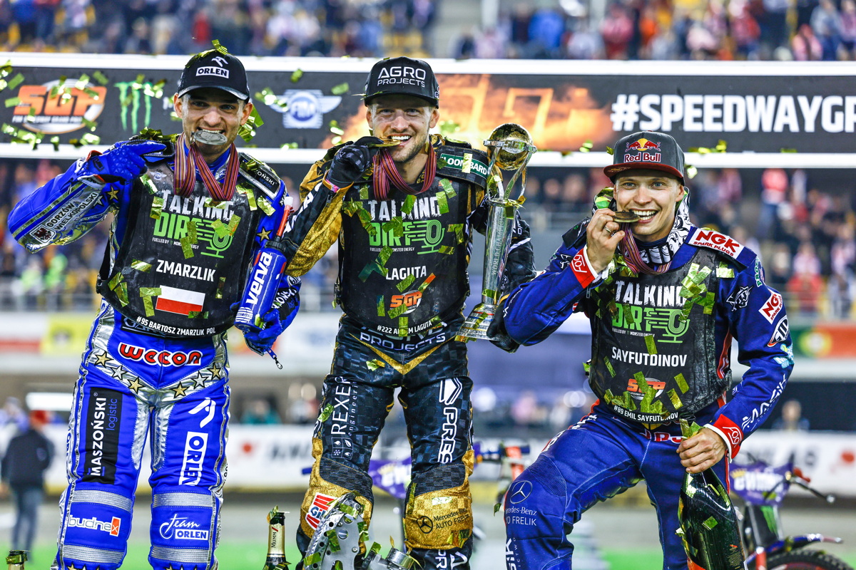 Два российский гонщика на подиуме по итогам чемпионата SpeedwayGP 2022 - Артём Лагута чемпион, у Эмиля Сайфутдинова - бронза Два российский гонщика на подиуме по итогам чемпионата SpeedwayGP 2022 - Артём Лагута чемпион, у Эмиля Сайфутдинова - бронза