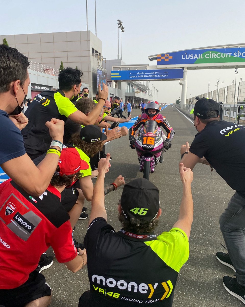 Выпускники VR46 Riders Academy приветствовали Андреа Миньо на пит-лейне в Катаре Выпускники VR46 Riders Academy приветствовали Андреа Миньо на пит-лейне в Катаре